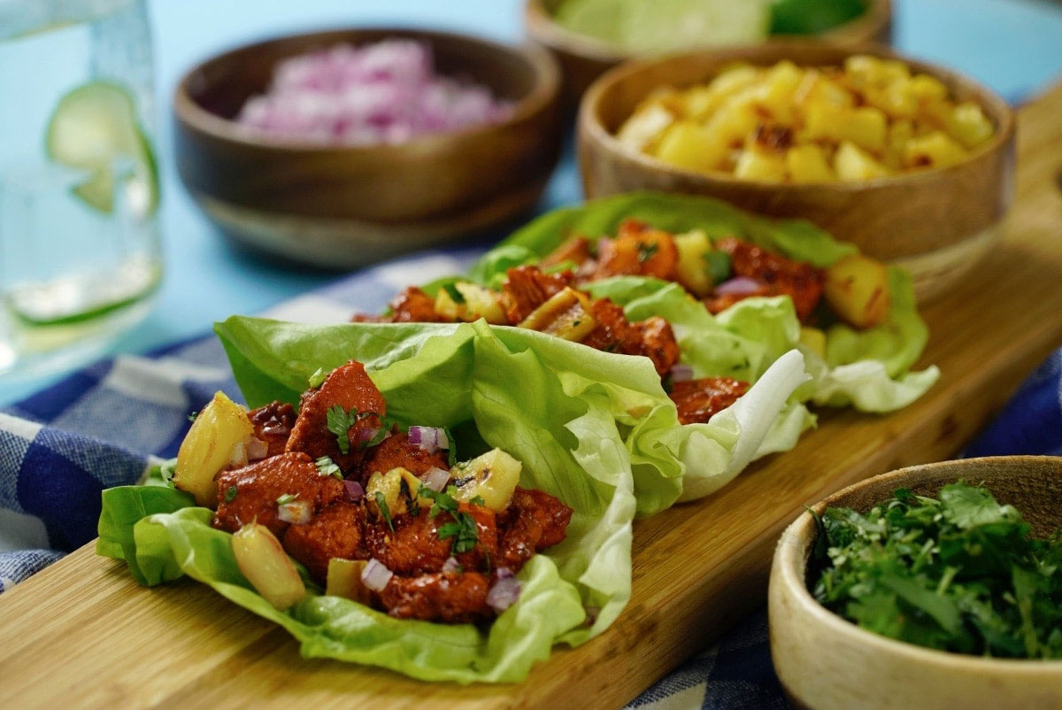 Tacos de lechuga con pollo al pastor Gmate